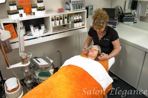 Gezichtsbehandeling in schoonheidssalon